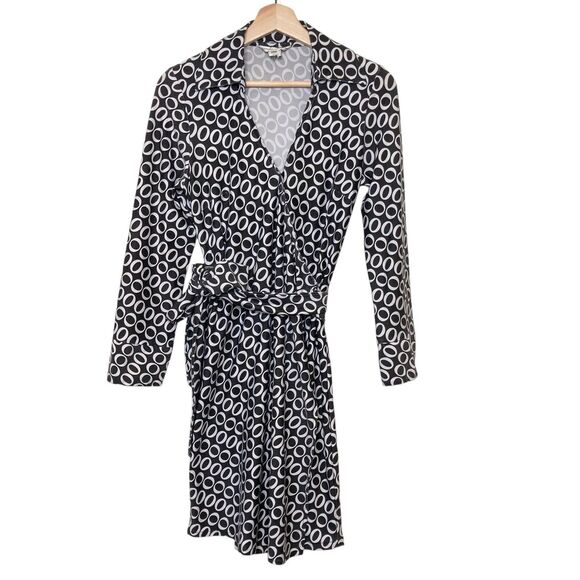 Diane von Furstenberg 100% Silk Black White Circle Long Sleeve Wrap Dress Size 4 - Picture 1 of 13